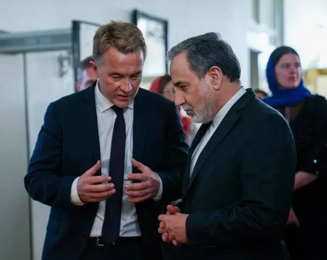 وزير الخارجية الإيراني عباس عراقجي خلال لقائه في طهران نائب وزير الخارجية النرويجي أندرياس كرافيك في 12 مايو/أيار 2026.