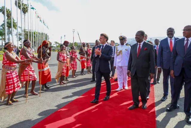 ኢማኑዌል ማክሮን ኣብ ናይሮቢ ኣብ ዝኣተወሉ፡ ብባህላዊ ሳዕስዒት ዝተሰነ ኣቀባብላ እናተገብረሉ