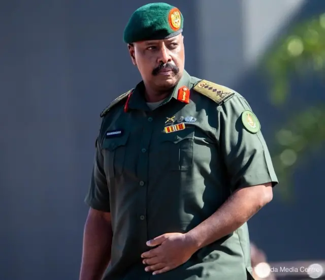 Gen Muhoozi Kainerugaba bikunze kuvugwa ko ashobora kuzasimbura se ni we mugaba mukuru w'ingabo za Uganda zamuritse ingufu zazo muri uyu muhango