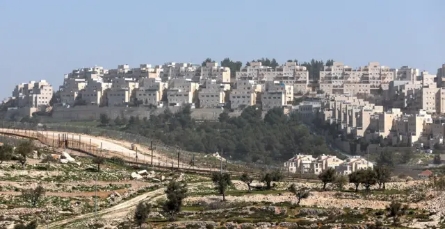 Inyubako z'abimukira ba Israel ziri mu gace kari hafi y'i Bethlehem mu gace ka Cisjordanie cyangwa West Bank ka Palestine kigaruriwe na Israel