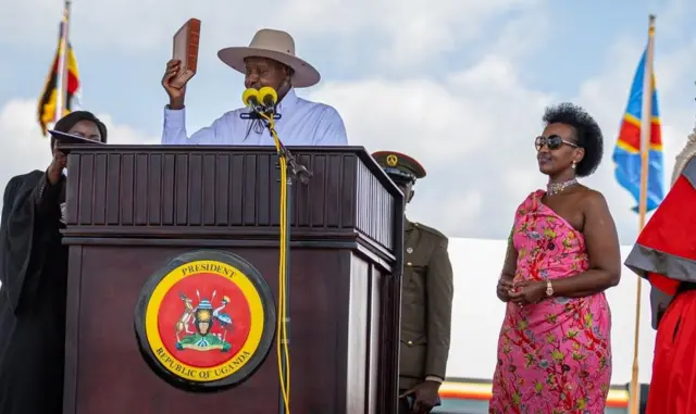 Museveni yarahiye iruhande rwe hari umukobwa we Natasha Karugire