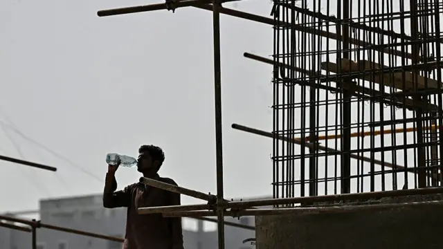 پاکستان میں ایک عمارت تعمیر کے مرحلے میں