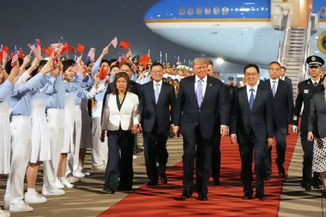 Perezida Donald Trump akigera i Beijing yakiriwe na visi perezida Hang