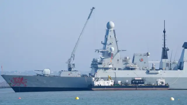 Ifoto y'Ubwato bw’igisirikare co mu mazi c'Ubwongereza bwitwa HMS Dragon