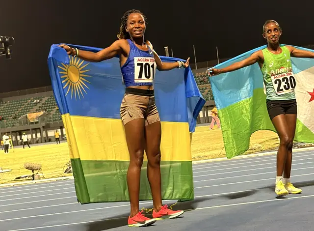 Imanizabayo afashe ibendera ry'u Rwanda na Samia Hassan wa Djibouti waje inyuma ye ku mwanya wa kabiri