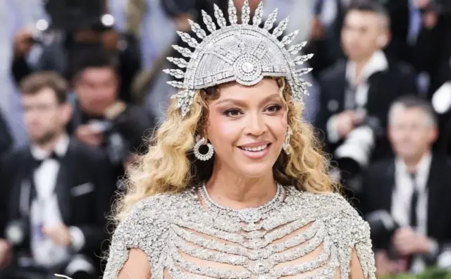 Ifoto igaragaza Beyoncé imbere ya 'camera' yambaye imyenda yaserukanye muri Met Gala.