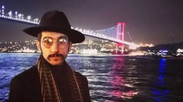 افرشته توره انګرېزۍ خولۍ پر سر د ترکیې مشهور پله نه لاندې د سمندر پر غاړه ولاړ دی. په غاړه کې یې نری دسمال ځوړند دی او تور کوټ یې اغوستی دی.