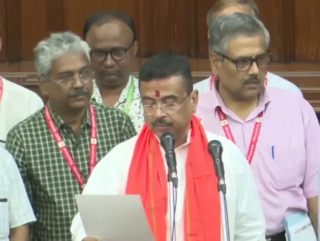 শপথ নিচ্ছেন শুভেন্দু অধিকারী।