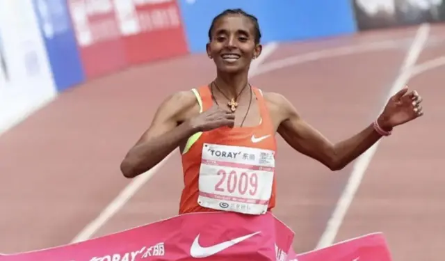 Ifoto igaragaza Yebrgual Melese ubwo yatsindaga muri Marathon yabereye Shanghai mu Bushinwa