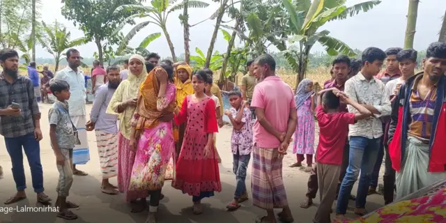 মরদেহ ঘিরে স্বজন ও এলাকাবাসী দাঁড়িয়ে আছেন