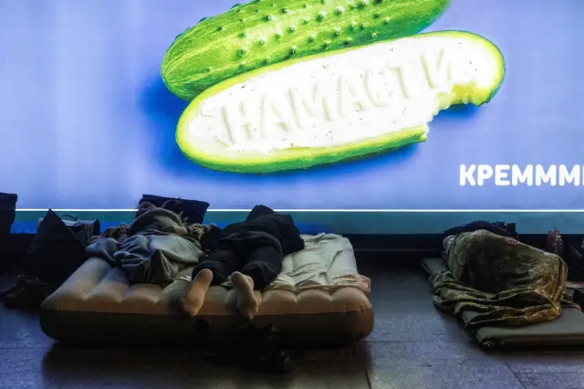 Люди в Киеве спят в метро