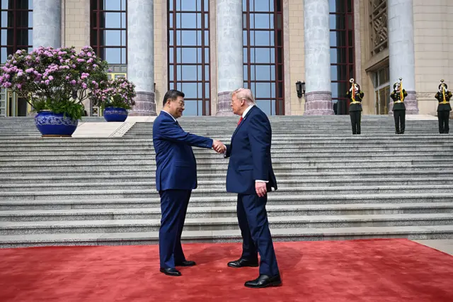 Perezida w’Amerika Donald Trump ahana ikiganza na Perezida w’Ubushinwa Xi Jinping, mu muhango wo kumwakira ku nyubako yitwa ‘Great Hall of the People’, i Beijing, mu Bushinwa, ku itariki ya 14 Gicurasi (5) mu mwaka wa 2026.