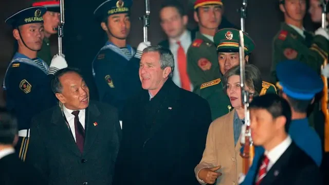 ၂၀၀၅ ခုနှစ် တရုတ်ခရီးစဥ်မှာ မြင်ရတဲ့ အမေရိကန်သမ္မတ ဂျော့ ဒဗလျူ ဘုရှ်