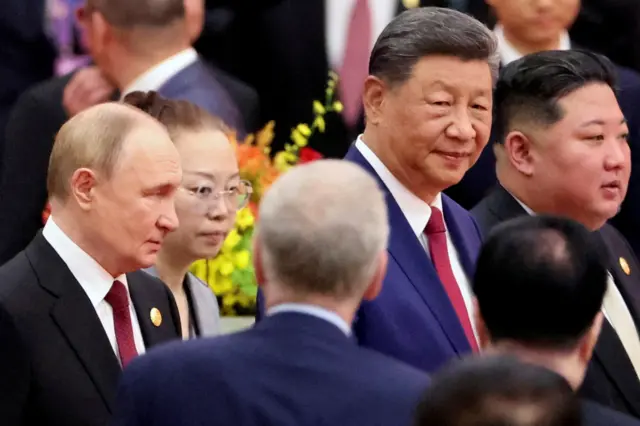 ၂၀၂၅ ခုနှစ်၊ စက်တင်ဘာလတုန်းက သွားခဲ့တဲ့ ဘေကျင်းခရီးမှာ မြင်ရတဲ့ ရုရှားသမ္မတ ပူတင်၊ တရုတ်သမ္မတ ရှီကျင့်ဖျင်နဲ့ မြောက်ကိုရီးယားခေါင်းဆောင် ကင်ဂျုံအွန်း