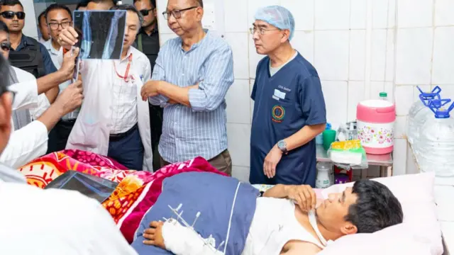 मणिपुर के मुख्यमंत्री खेमचंद ने घायलों से मुलाक़ात की है