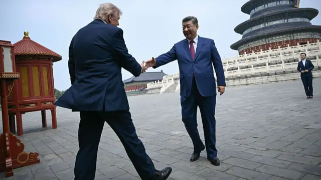 چینی صدر ٹرمپ سے ہاتھ ملاتے ہوئے