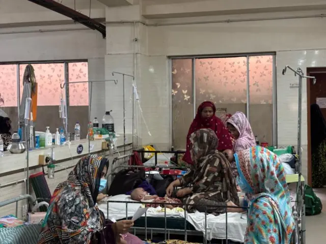 হাসপাতালে চিকিৎসা নিতে আসা শিশু ও স্বজনদের দেখা যাচ্ছে
