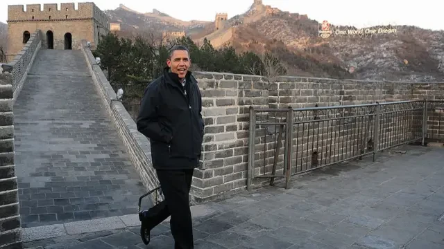 ၂၀၀၉ ခုနှစ် တရုတ်ခရီးစဥ်မှာ တရုတ်ပြည်က မဟာတံတိုင်းကြီးပေါ် လမ်းလျှောက်နေတဲ့ သမ္မတ အိုဘားမား
