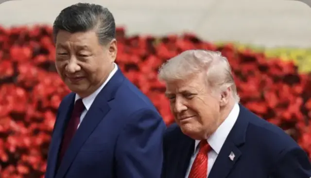 Ifoto igaragaza Perezida w’Ubushinwa ndetse n’uwa Amerika, inyuma yabo hasa n'ahari indabo zitukura