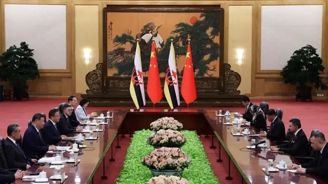 ဘရူနိုင်းခေါင်းဆောင်ကို လက်ခံတွေ့ဆုံတဲ့မြင်ကွင်း ပုံဟောင်း