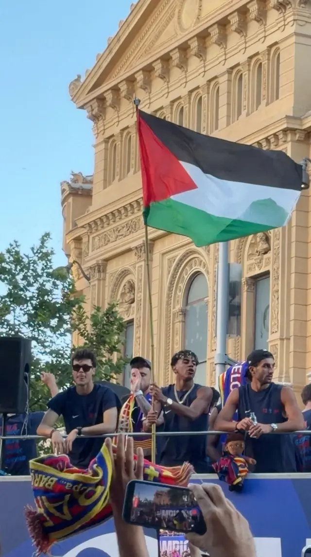 لامین یامال در مراسم قهرمانی بارسلونا با پرچم فلسطین