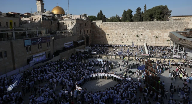 تجمع آلاف الإسرائيليين اليوم في أنحاء القدس بمناسبة "مسيرة الأعلام"