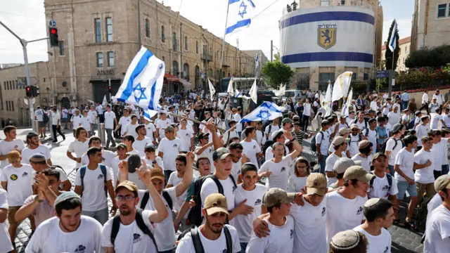 تجمع آلاف الإسرائيليين اليوم في أنحاء القدس بمناسبة "مسيرة الأعلام"