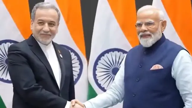 पीएम मोदी से मिलते हुए ईरानी विदेश मंत्री अब्बास अराग़ची