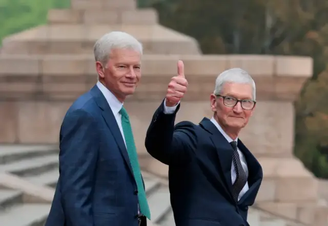 Ifoto y' umukuru wa Apple, Tim Cook,yerekana urutoke rwurukumu ko ibintu vyagenze enza