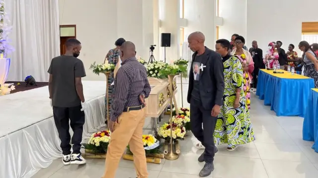 Abantu batambuka basezerano umurambo wa Karasira