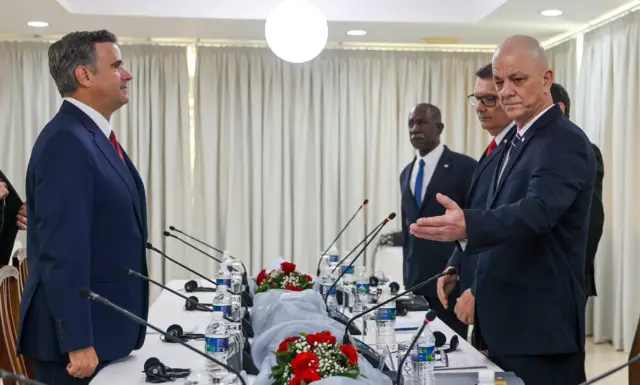 Umukuru wa CIA John Ratcliffe (ibumoso) mu nama i Havana, Cuba