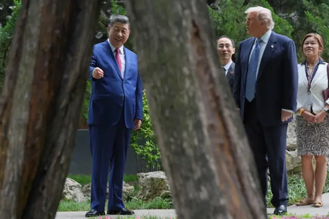 Trump na Xi uyu munsi mu gitondo babonetse batemberana mu busitani buri mu kigo kibamo abategetsi bakuru b'Ubushinwa