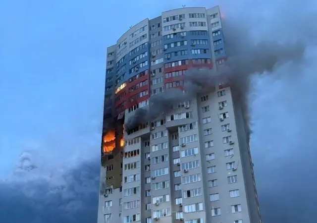 На опубликованных в соцсетях фото видно, что в жилой многоэтажке в результате атаки загорелось несколько квартир