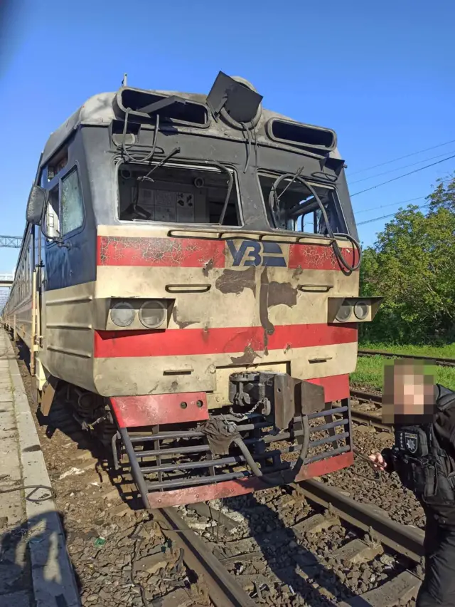 Поврежденный в результате удара вагон поезда.