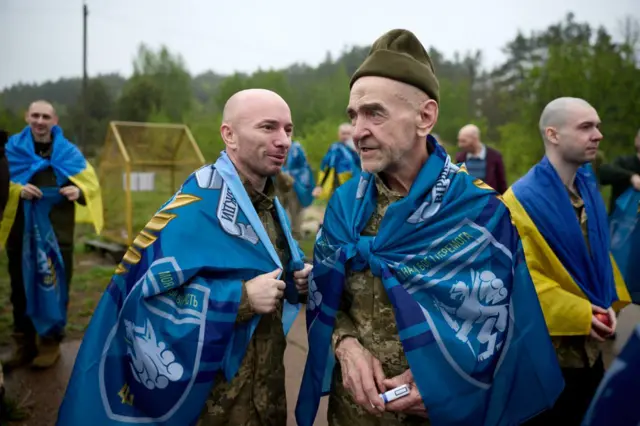 Двое мужчин, завернутых в флаги.