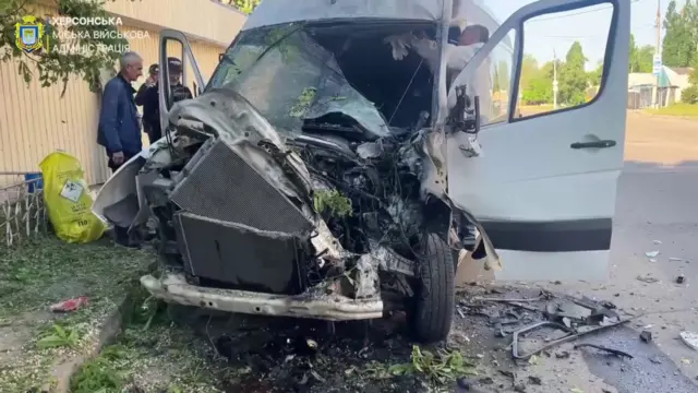 Пострадавший при утренней атаке в Херсоне микроавтобус