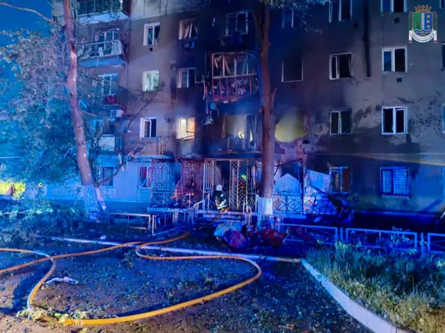 В попавшей под удар пятиэтажке в Измаиле горели балконы и автомагазин на первом этаже