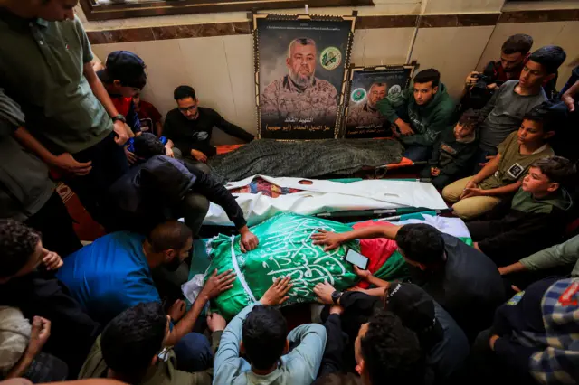 صورة عز الدين الحداد وجثامين قتلى الغارة الإسرائيلية في مدينة غزة