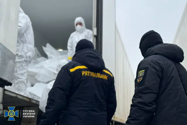СБУ также сообщила о возвращении 528 тел, опубликовав фото репатриации погибших