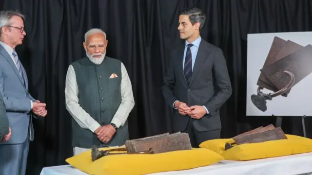 पीएम मोदी अपनी विदेश यात्रा के दौरान यूएई के बाद नीदरलैंड्स पहुंचे हैं