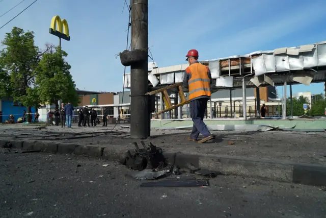 «Суспільне Харків» опубликовало также фото, на которых видно, что повреждения получил и «Макдоналдс»