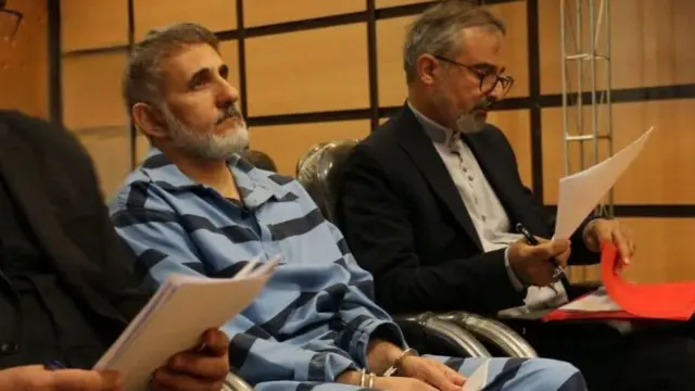 صادق ساعدی‌نیا را با دست بسته به جلسه دادگاه آوردند