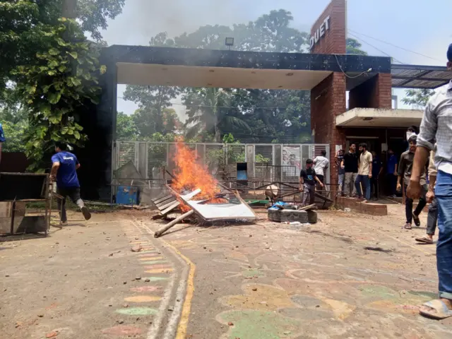 রোববার সকাল থেকে দফায় দফায় সংঘর্ষে ডুয়েটে বেশ কয়েকজন আহত হয়েছে