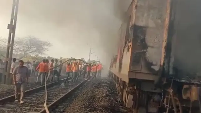 कोच में लगी आग