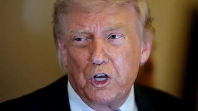 Ifoto ya perezida donald Trump ariko aravuga