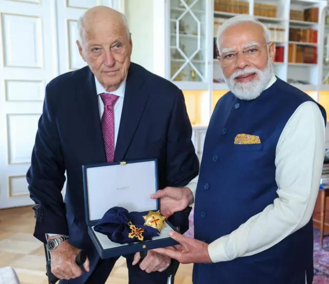 नरेंद्र मोदी और हेराल्ड पंचम