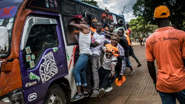 Ifoto ya kera ya matatu , imodoka'bus' zungururza abantu muri kenya