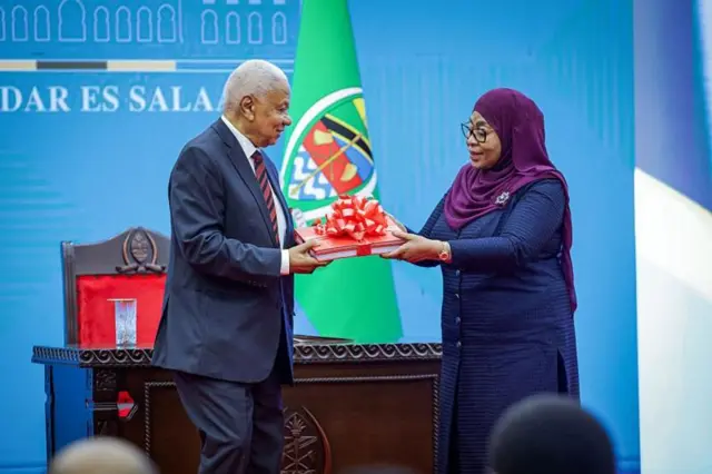 Jaji Chande akimkabidhi ripoti ya tume kwa Rais Samia