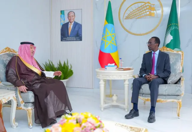 Ministirri dhimma alaa Itoophiyaa Geediyoon Ximootiwoos (PhD) fi Ministirari itti-aanaan dhimma alaa Sa'ud Arabiyaa Injinar Waaliid Abdulkariim Al-Kaariij