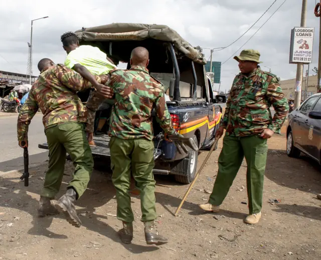Picha ya zamani ya polisi wakiwakamata waandamanaji nchini Kenya